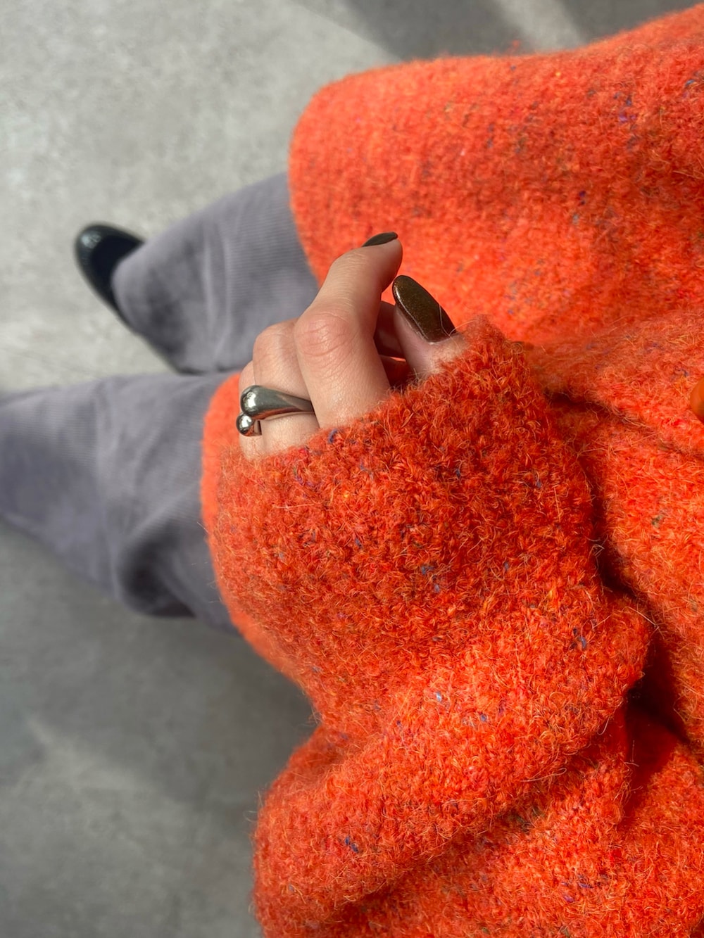 オレンジ系のカーディガン/ボレロ、ホワイト系のTシャツ/カットソー、グレー系のその他パンツを着用したレディースの秋コーディネートの2枚目の写真