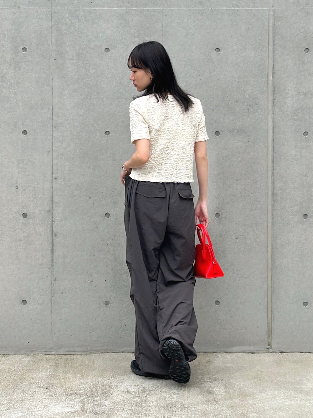 ホワイト系のカーディガン/ボレロ、ホワイト系のキャミソール、グレー系のカーゴパンツを着用したレディースの夏コーディネートの3枚目の写真