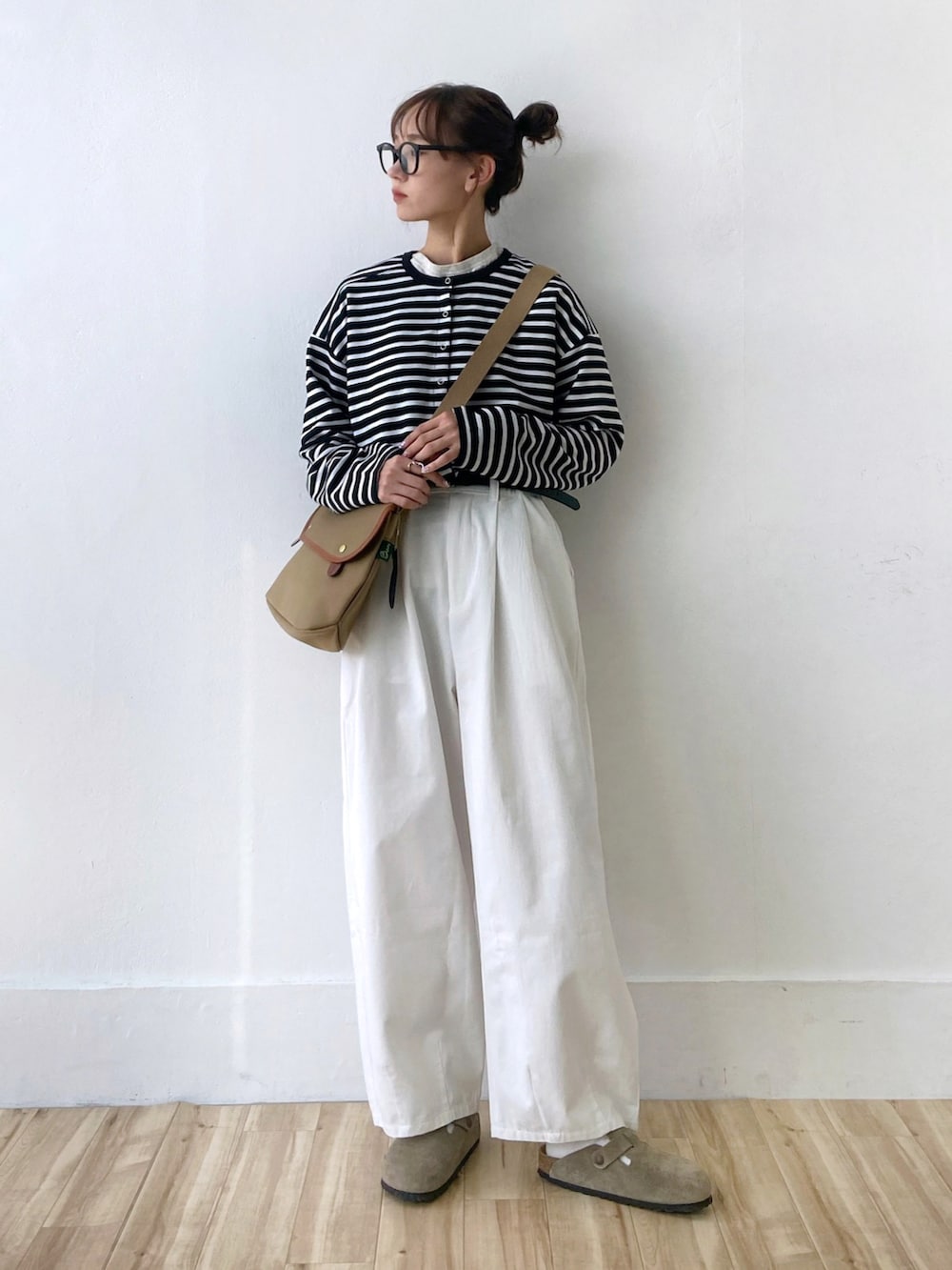 「春服デビュー宣言、春服、ボーダー、カーディガン、ショルダーバッグ、バルーンパンツ、サーカスパンツ、ワイドパンツ、ラクチンコーデ、カジュアルコーデ、シンプル、カジュアル、めがね」｜「Chillfarのサーカスパンツ（その他パンツ、ホワイト系）」を使った、UMIさん（骨格ナチュラル・レディース・165cm）の春コーディネートの2枚目の写真