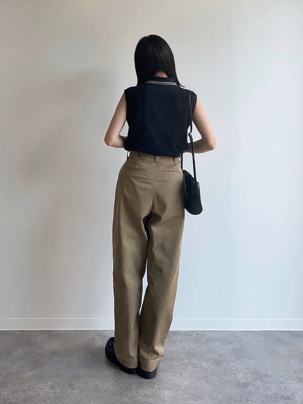 「夏コーデ、大人カジュアル、カジュアル、シンプル、ノースリーブ、チノパン、シンプルコーデ、カジュアルコーデ」｜「FRED PERRYのThe Fred Perry Shirt - G7200（ポロシャツ、ブルー系）」を使った、UMIさん（骨格ナチュラル・レディース・165cm）の夏コーディネートの3枚目の写真