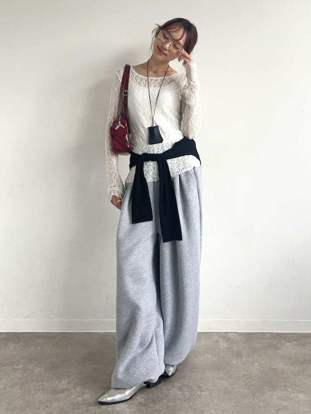 ホワイト系のTシャツ/カットソー、レッド系のショルダーバッグ、シルバー系のパンプスを着用したレディースの秋コーディネートの3枚目の写真