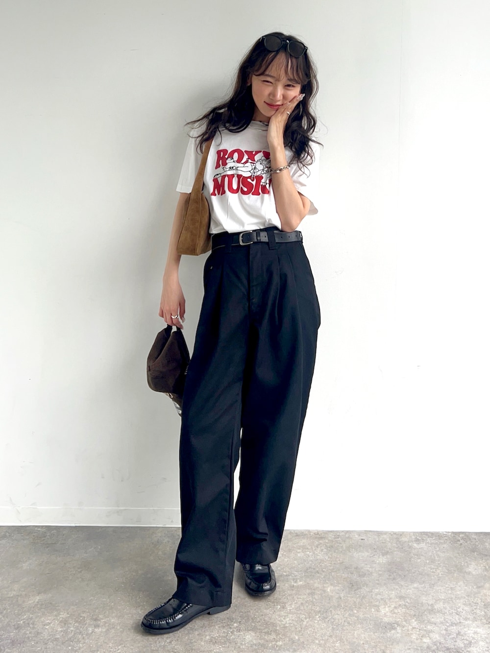 ホワイト系のTシャツ/カットソー、ブラック系のその他パンツ、イエロー系のハンドバッグを着用したレディースの夏コーディネートの2枚目の写真