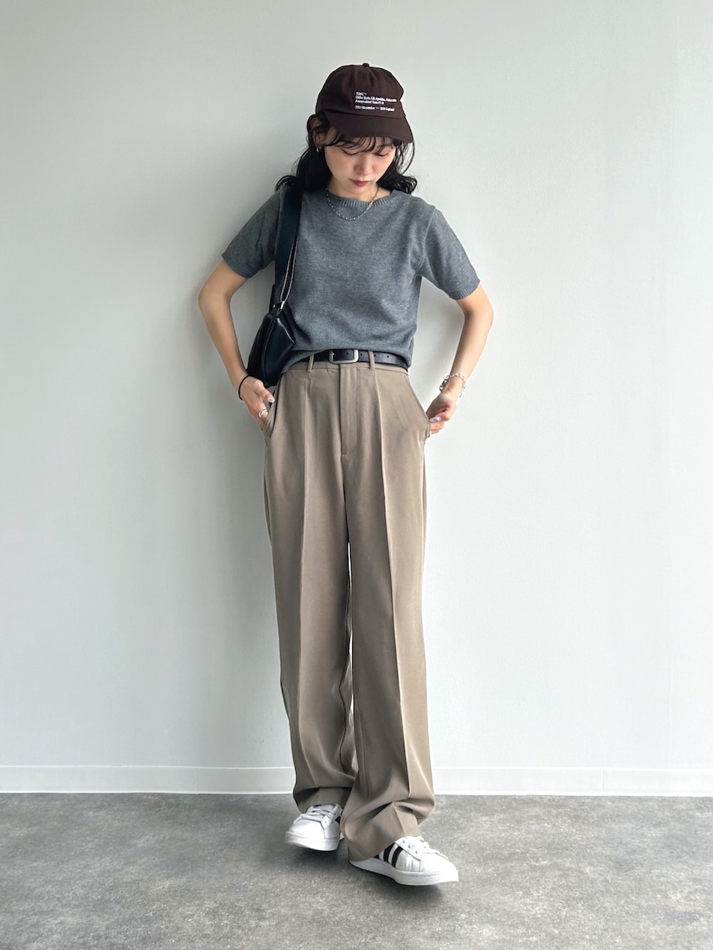 「秋服準備はじめました、おでかけコーデ、パンツスタイル、ゆるコーデ、カジュアルコーデ、シンプルコーデ、キャップ、スラックス、スニーカー、大人カジュアル、きれいめカジュアル、ミニバッグ、MTOR、PR」｜「M TO RのNEW MARVELT HIGHWAIST PANTS（スラックス、ベージュ系）」を使った、UMIさん（骨格ナチュラル・レディース・165cm）の夏コーディネートの3枚目の写真