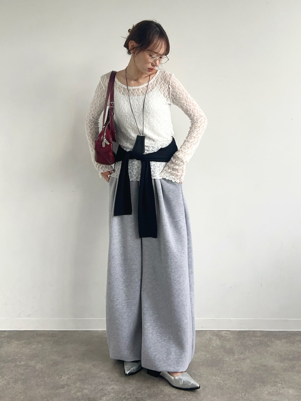 ホワイト系のTシャツ/カットソー、レッド系のショルダーバッグ、シルバー系のパンプスを着用したレディースの秋コーディネートの2枚目の写真
