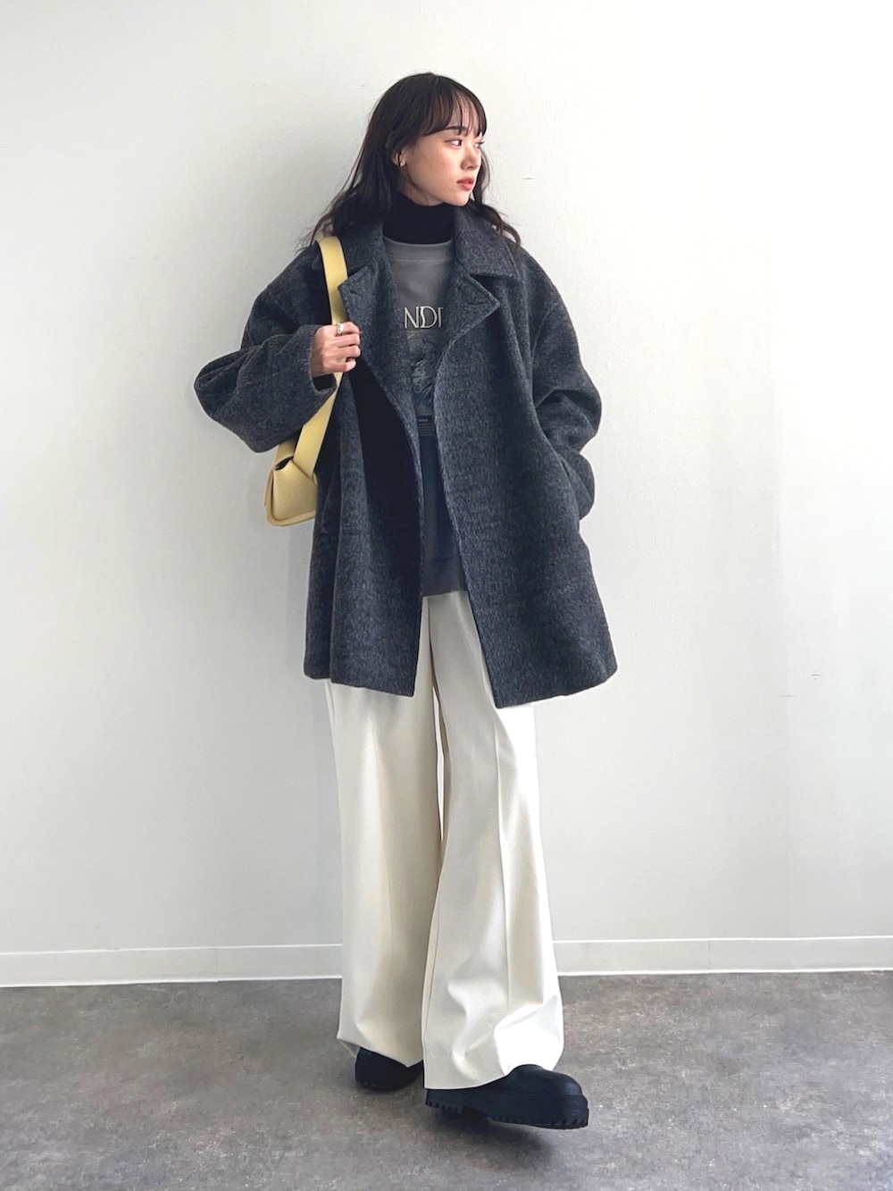 グレー系のその他アウター、グレー系のスウェット、ホワイト系のスラックスを着用したレディースの冬コーディネートの2枚目の写真