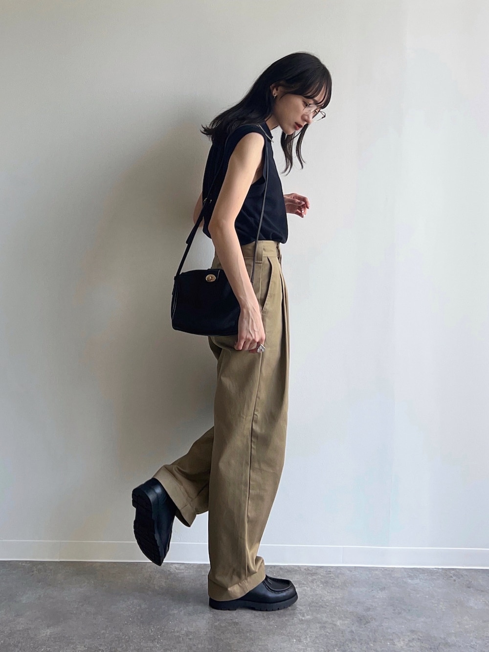 「夏コーデ、大人カジュアル、カジュアル、シンプル、ノースリーブ、チノパン、シンプルコーデ、カジュアルコーデ」｜「FRED PERRYのThe Fred Perry Shirt - G7200（ポロシャツ、ブルー系）」を使った、UMIさん（骨格ナチュラル・レディース・165cm）の夏コーディネートの2枚目の写真