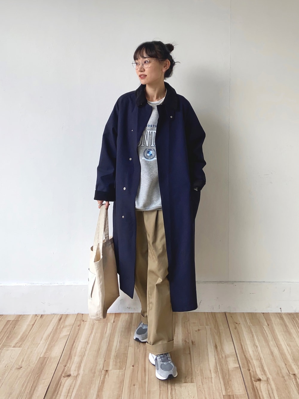 「ファッションを楽しもう、大人カジュアル、カジュアル、シンプルコーデ、ハンティングジャケット、スウェット、カレッジロゴ、ロゴスウェット、チノパン、スニーカー、トートバッグ、メガネ女子、めがね、秋コーデ」|「MACKINTOSH PHILOSOPHYのアイテム(ジャケット/アウター、ブルー系)」を使った、UMIさん(骨格ナチュラル・レディース・165cm)の秋コーディネートの2枚目の写真