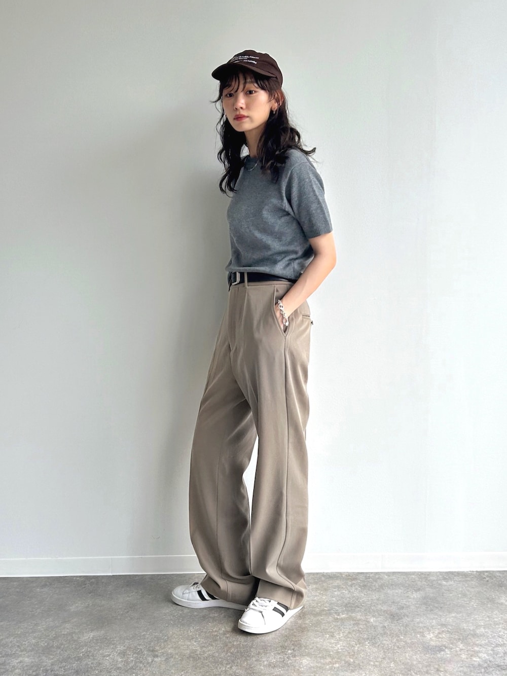 「秋服準備はじめました、おでかけコーデ、パンツスタイル、ゆるコーデ、カジュアルコーデ、シンプルコーデ、キャップ、スラックス、スニーカー、大人カジュアル、きれいめカジュアル、ミニバッグ、MTOR、PR」｜「M TO RのNEW MARVELT HIGHWAIST PANTS（スラックス、ベージュ系）」を使った、UMIさん（骨格ナチュラル・レディース・165cm）の夏コーディネートの2枚目の写真