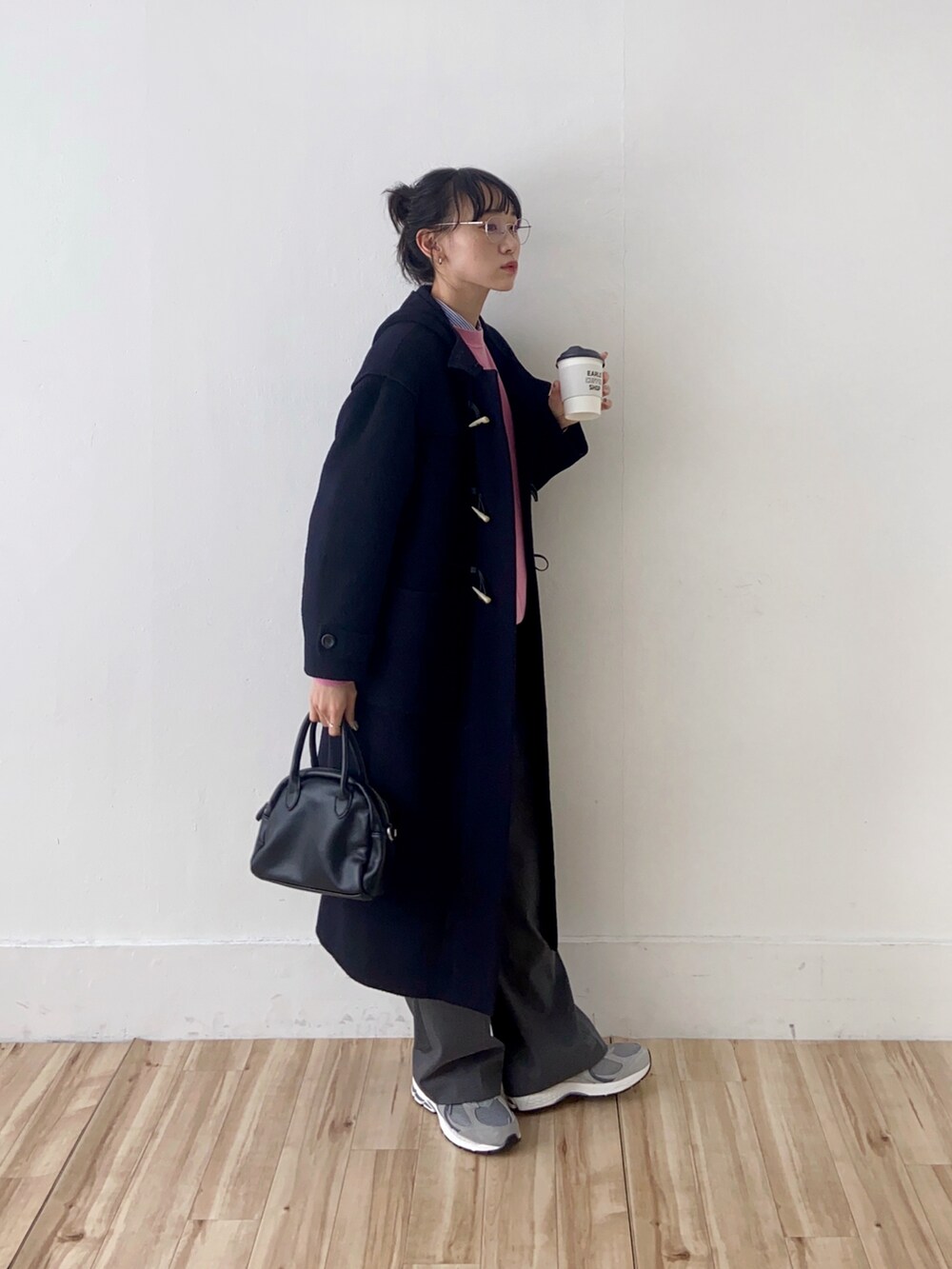 「ダッフルコート、スウェット、スラックス、めがね、スニーカー、ミニバッグ、冬コーデ、シンプル、カジュアル、大人カジュアル、休日スタイル」｜「na.eのアイテム（ダッフルコート、ブルー系）」を使った、UMIさん（骨格ナチュラル・レディース・165cm）の冬コーディネートの2枚目の写真