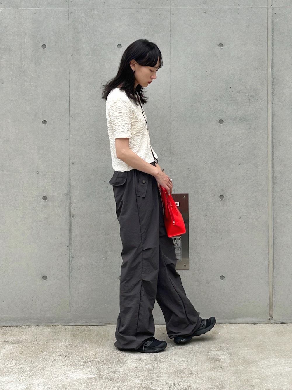 ホワイト系のカーディガン/ボレロ、ホワイト系のキャミソール、グレー系のカーゴパンツを着用したレディースの夏コーディネートの2枚目の写真