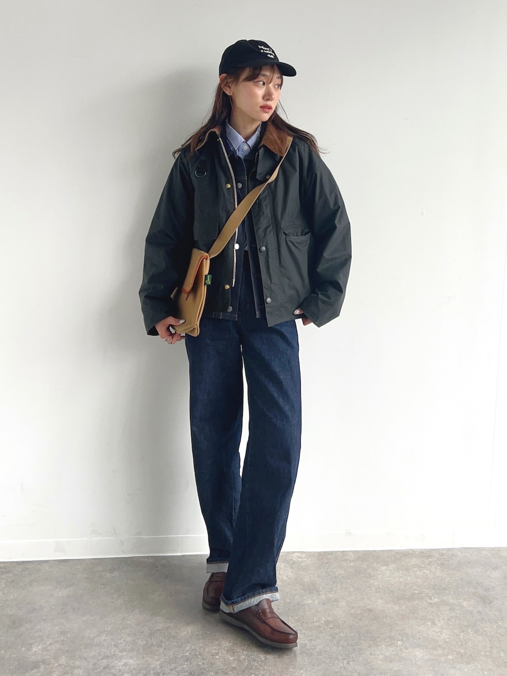 グリーン系のジャケット/アウター、ブルー系のデニムジャケット、グリーン系のショルダーバッグを着用したレディースの春コーディネートの2枚目の写真