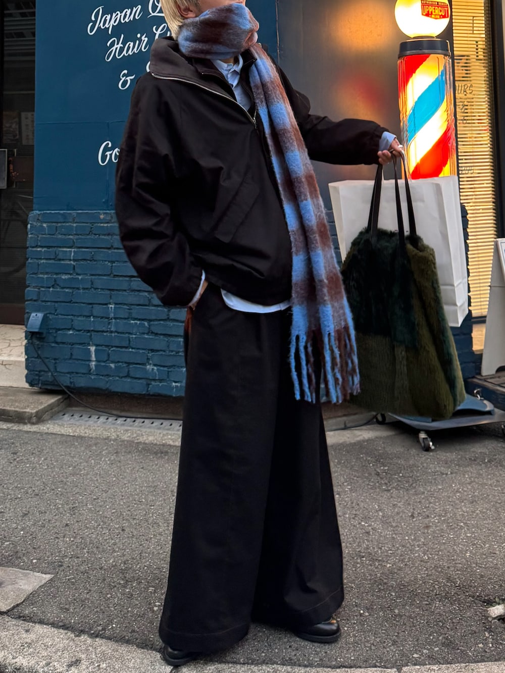 ブラック系のブルゾン、ブルー系のシャツ/ブラウス、ブラック系のその他パンツを着用したメンズの冬コーディネートの3枚目の写真