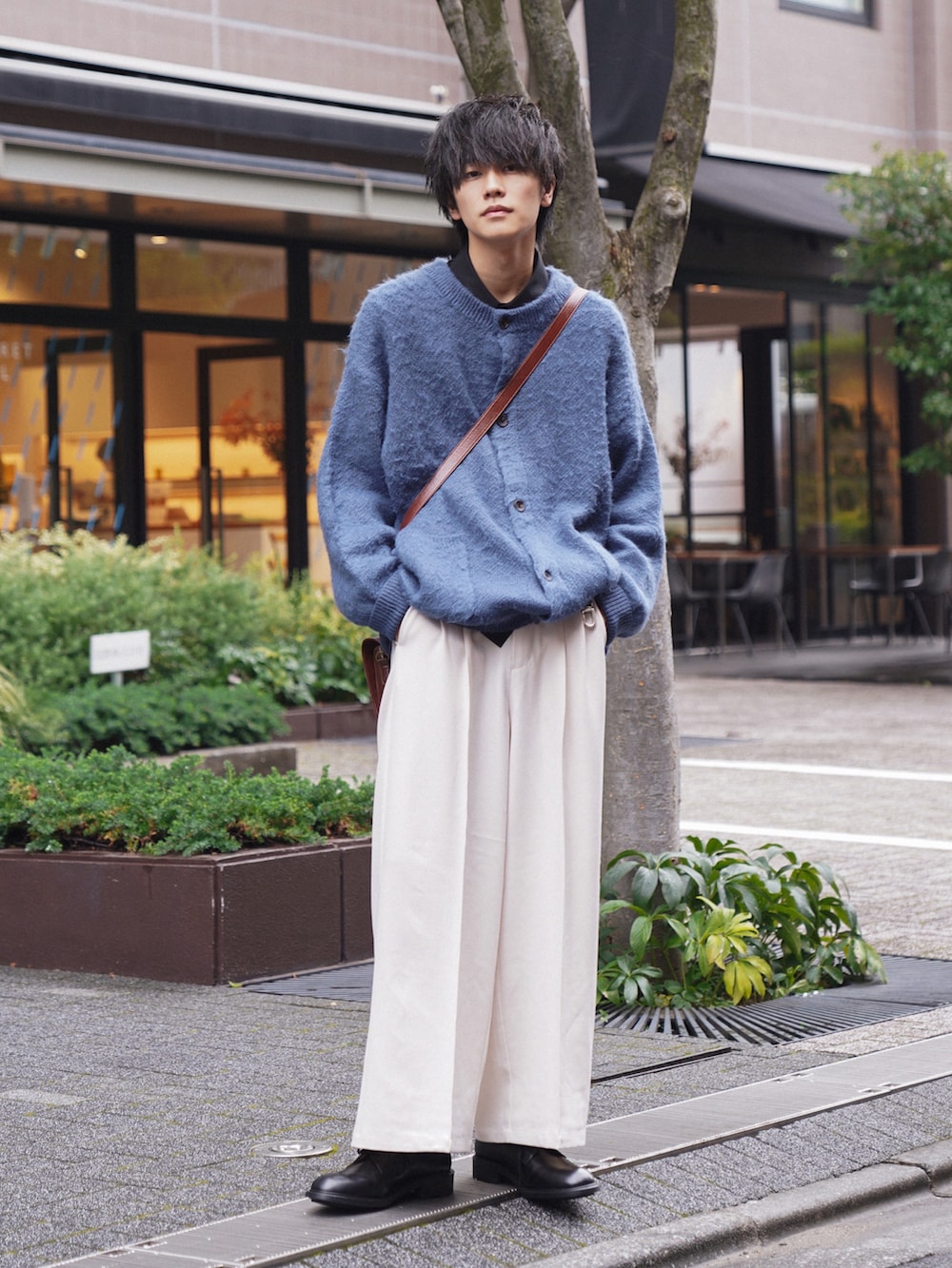 「melrot、秋ルック紹介するよ、秋のコーデ、シンプルスタイル、秋服コーデ、キレイめ、ニット、カーディガン、ショルダーバッグ、サッチェルバッグ、秋カラー、差し色、白パンツ、バギーパンツ、革靴」｜「MERLOTのクラシックサッチェルバッグ（ショルダーバッグ、ブラウン系）」を使った、KAIさん（メンズ・183cm）の秋コーディネートの2枚目の写真