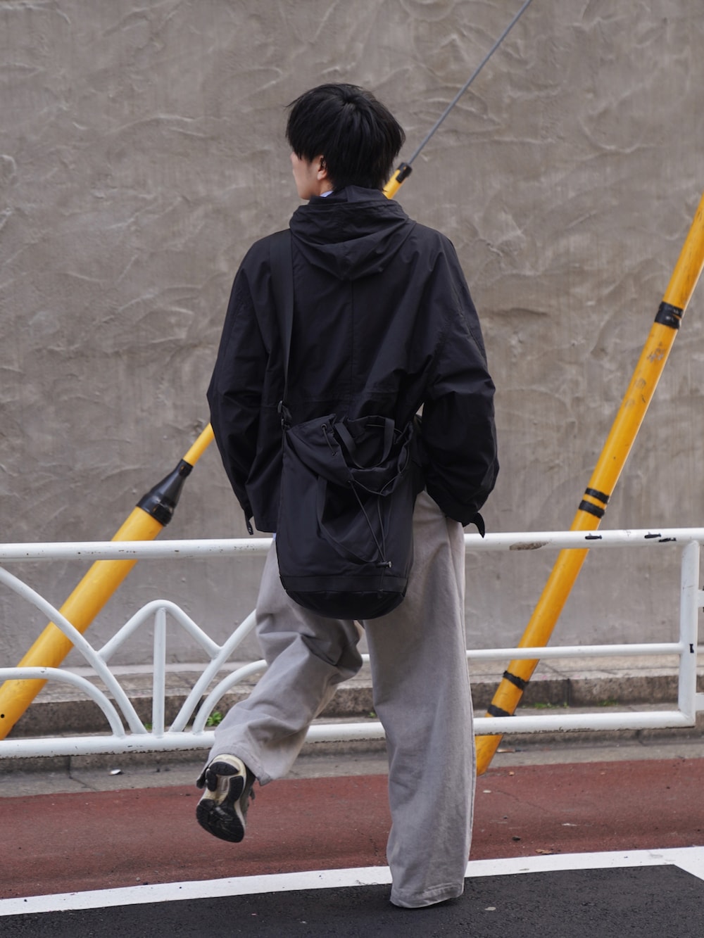 「春服デビュー宣言、大人カジュアル、カジュアル、ワイドパンツ、スノーパーカー、ブラック、巾着バッグ、デカバッグ、ショルダーバッグ、ストライプシャツ、デニム、春服、ゆるコーデ、ニューバランス」｜「WHIMSICの【WHIMSIC】マルチファンクションスノーパーカー＆ベスト（ナイロンジャケット、ブラック系）」を使った、KAIさん（メンズ・183cm）の春コーディネートの4枚目の写真