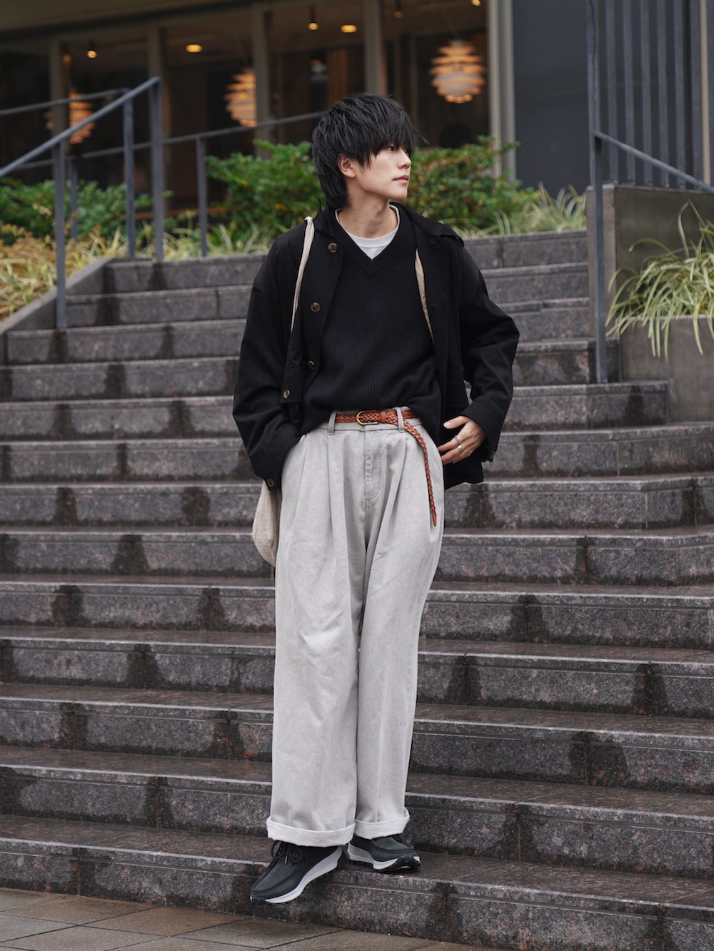「シンプルコーデ、デニム、ロールアップ、タックイン、クリスマスに着たい服、ニット、セーター×シャツ、Vネック、ショルダーバッグ、カジュアルコーデ、レイヤードスタイル、マイベストコーデ2022、休日スタイル」｜「CASPER JOHNのM-47 field jacket/M-47フィールドジャケット（ミリタリージャケット、ブラック系）」を使った、KAIさん（メンズ・183cm）の冬コーディネートの4枚目の写真