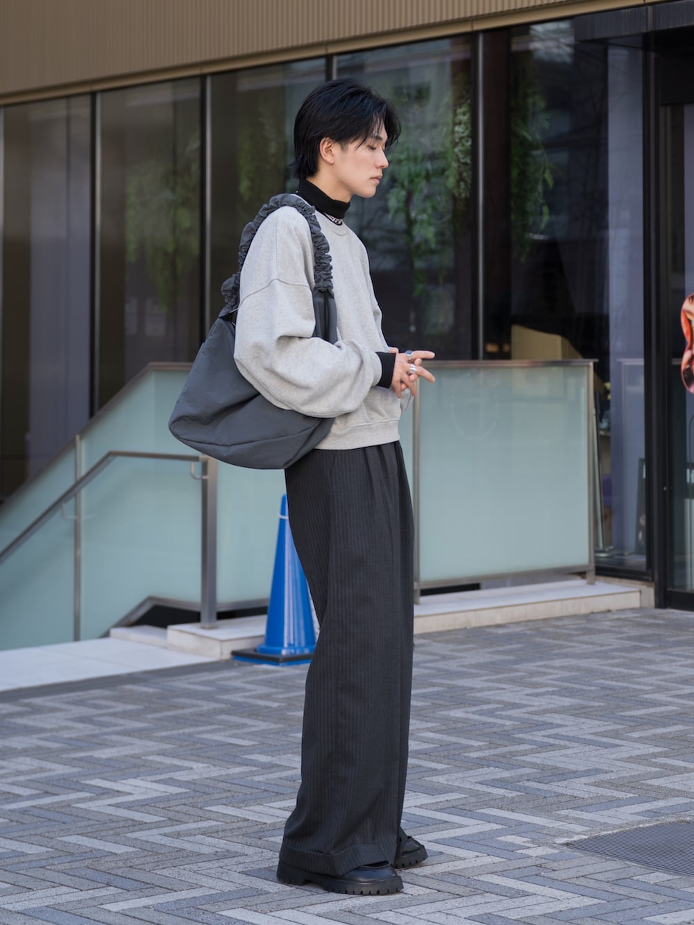 ブラック系のTシャツ/カットソー、グレー系のスウェット、グレー系のスウェットを着用したメンズの冬コーディネートの2枚目の写真