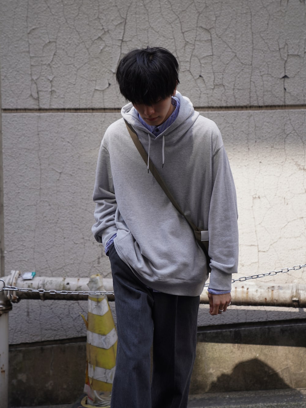 「春服デビュー宣言、カジュアル、大人カジュアル、パーカー、レイヤードスタイル、ストライプシャツ、ストライプ、ショルダーバッグ、ミニバッグ、デニムパンツ、スニーカー、ニューバランス、UNIQLO、プチプラ」｜「UNIQLOのスウェットプルパーカ(長袖)（パーカー、グレー系）」を使った、KAIさん（メンズ・183cm）の春コーディネートの4枚目の写真