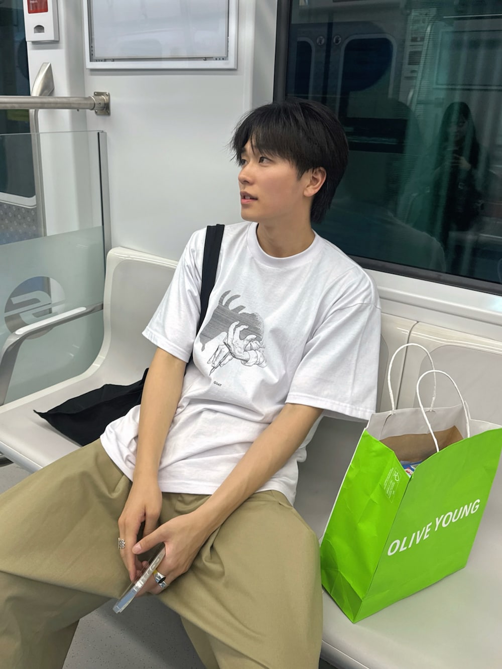 ホワイト系のTシャツ/カットソー、グリーン系のTシャツ/カットソー、ブラック系のローファーを着用したメンズの夏コーディネートの3枚目の写真