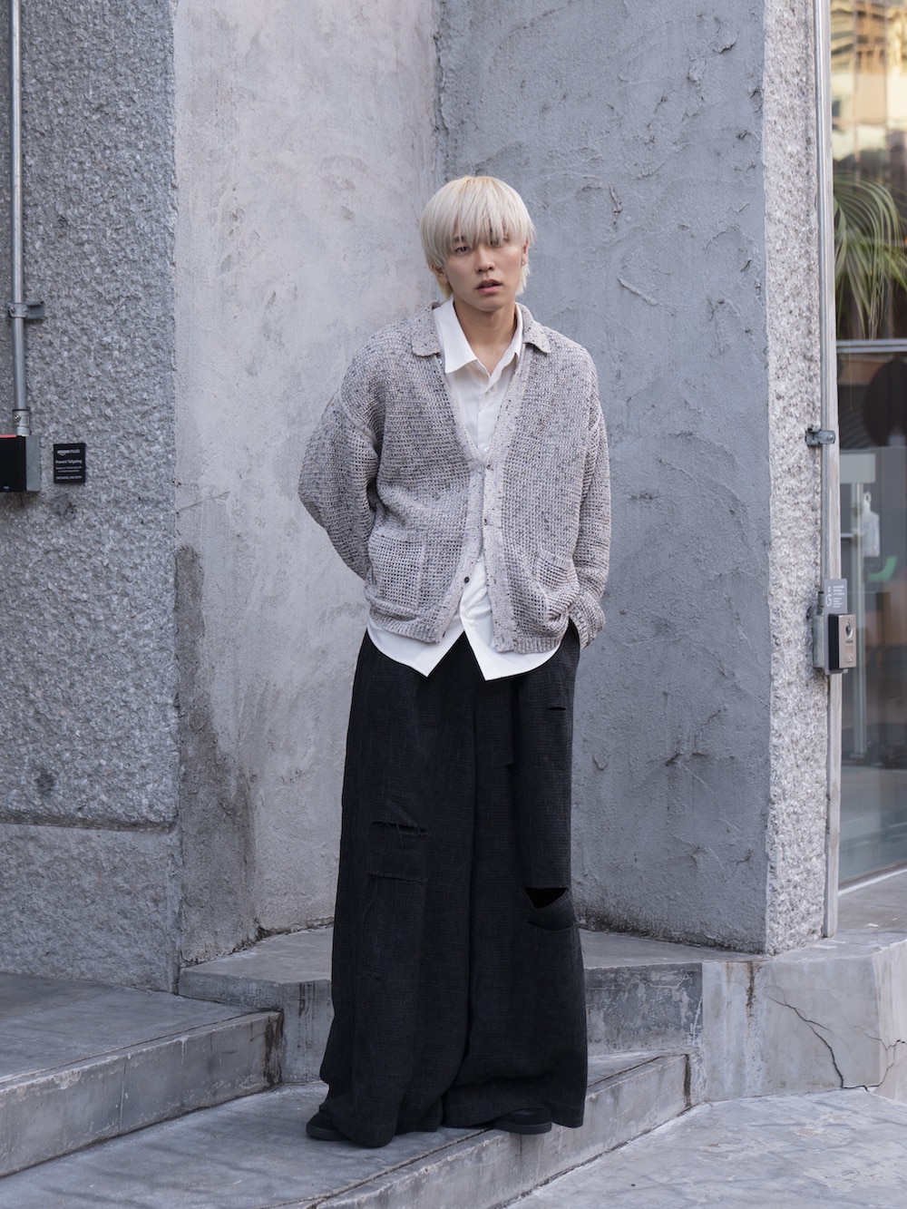 「カーディガン、秋コーデ、休日スタイル、カジュアル、シャツスタイル、バギーパンツ、スニーカー、秋服」｜「YOKEのアイテム（カーディガン/ボレロ、ベージュ系）」を使った、KAIさん（メンズ・183cm）の秋コーディネートの2枚目の写真