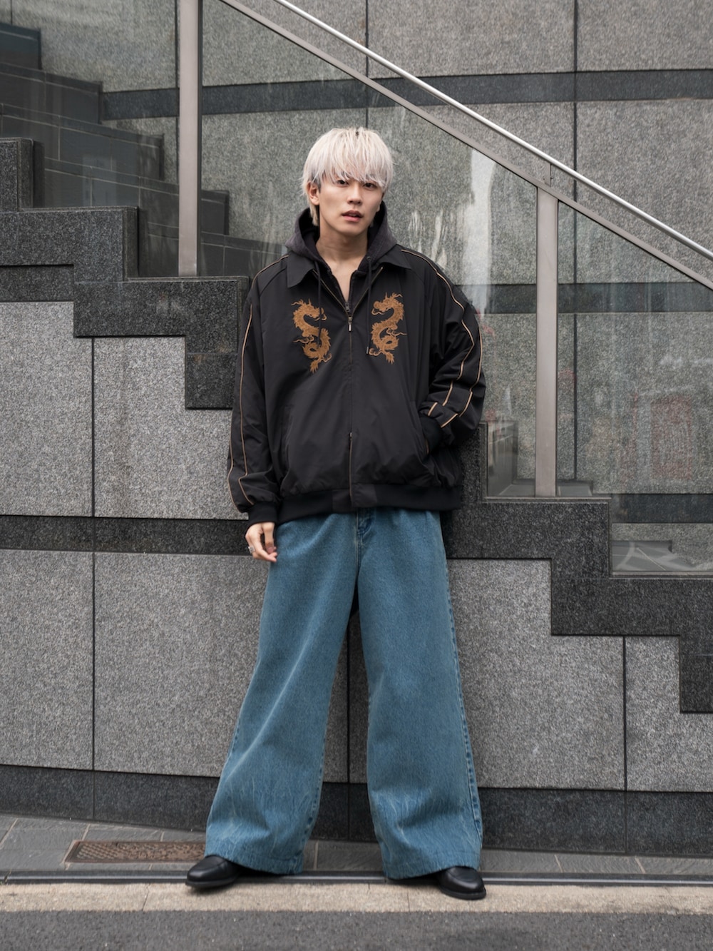 「ジップパーカー、スカジャン、ゆるコーデ、カジュアルコーデ、ブラック、デニム、デニムパンツ、パーカーコーデ、初春コーデ、ブルゾン、春コーデ」｜「CASPER JOHNのDragon embroidery detachable SUKAJAN/ドラゴンエンブロイダリーデタッチャブルスカジャン（スカジャン、ブラック系）」を使った、KAIさん（メンズ・183cm）の冬コーディネートの2枚目の写真