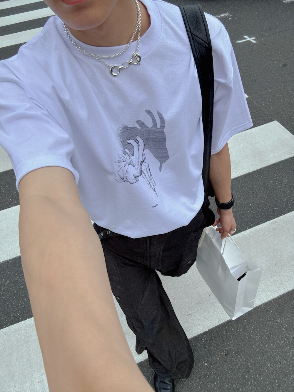 「モノトーン、白Tシャツ、プリントT、グラフィックＴ、夏コーデ、休日コーデ、カーゴパンツ、夏だ！Tシャツ着よう！」｜「URU TOKYOのCREW NECK S/S TEE（Tシャツ/カットソー、ホワイト系）」を使った、KAIさん（メンズ・183cm）の春コーディネートの3枚目の写真