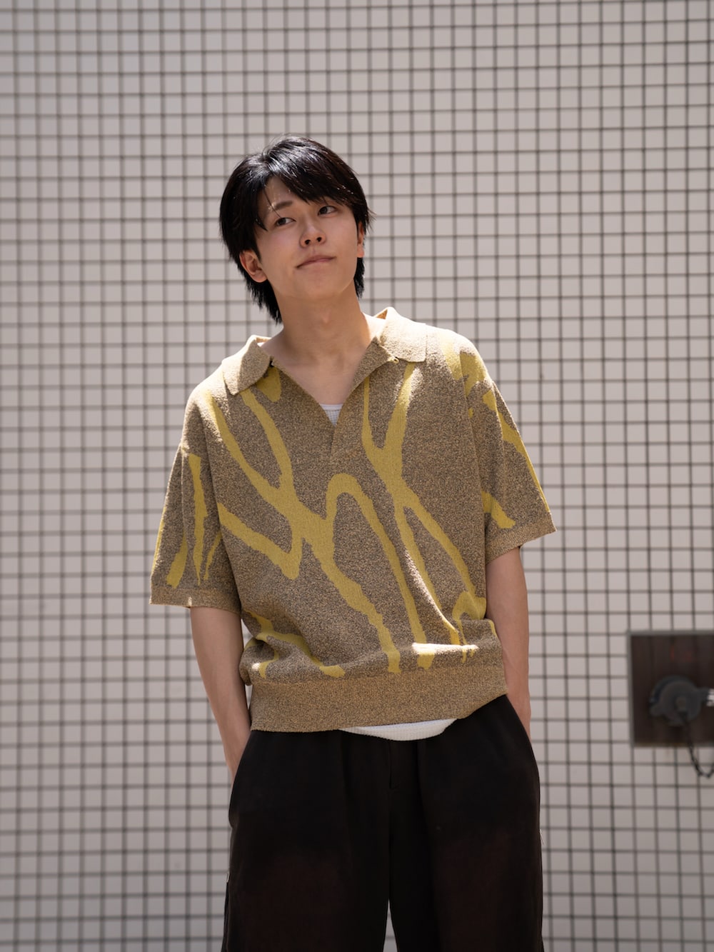 「サンダル、イエロー、ワイドパンツ、リラックススタイル、ニットポロ、スウェット、スウェットパンツ、カジュアルコーデ」｜「CASPER JOHNのMarble skipper knit polo shirts/マーブルスキッパーニットポロシャツ（ポロシャツ、イエロー系）」を使った、KAIさん（メンズ・183cm）の春コーディネートの4枚目の写真