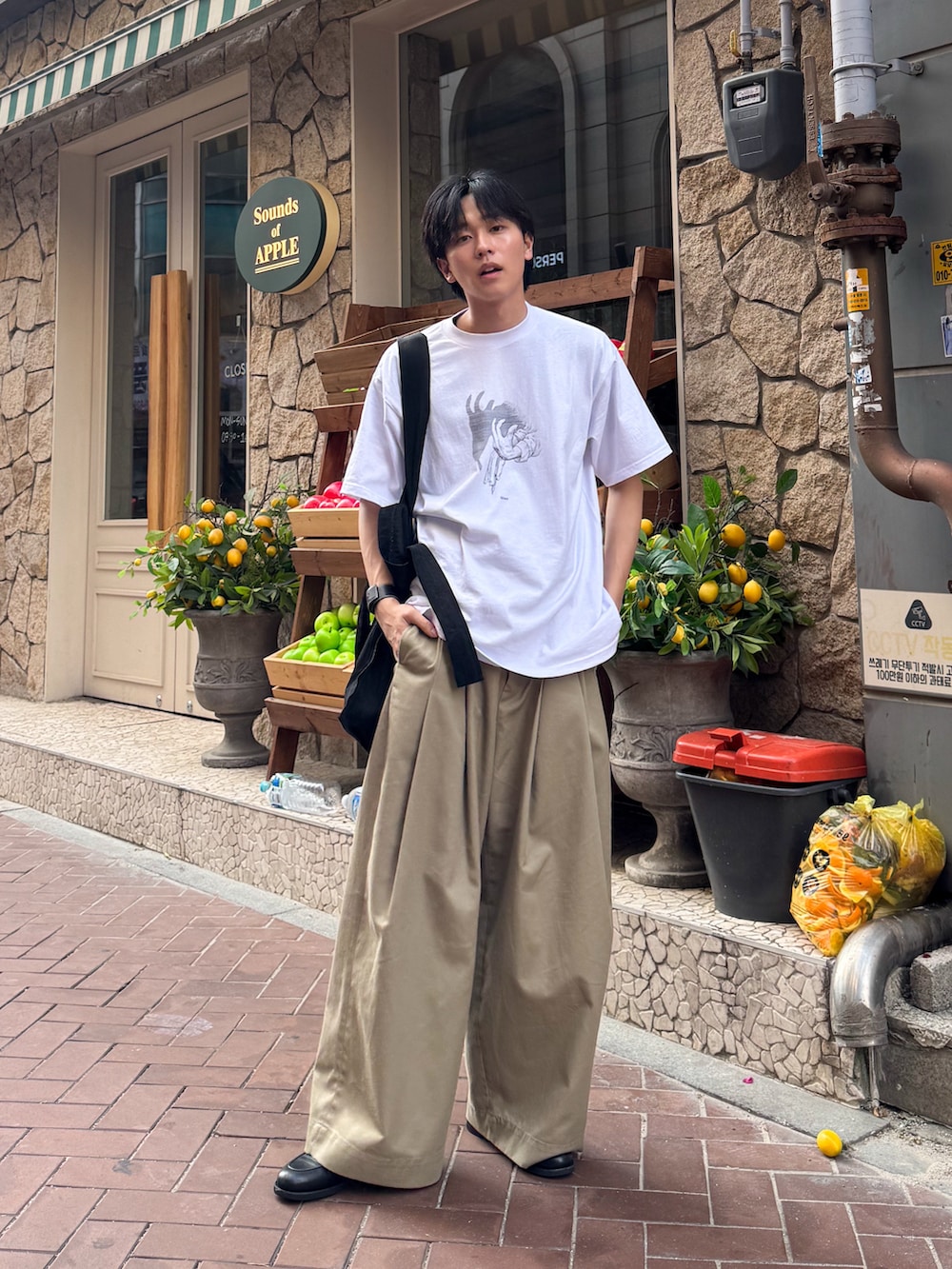 ホワイト系のTシャツ/カットソー、グリーン系のTシャツ/カットソー、ブラック系のローファーを着用したメンズの夏コーディネートの2枚目の写真