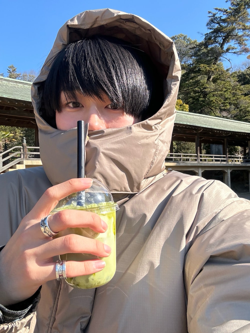 「似合うラボに行こう、シンプルコーデ、休日コーデ、ダウンジャケット、冬コーデ、アースカラー、ベージュ、おでかけコーデ」｜「SLICKの【SLICK×NANGA】オーロラテック ダウンジャケット（ダウンジャケット/コート、ブラウン系）」を使った、KAIさん（メンズ・183cm）の春コーディネートの5枚目の写真