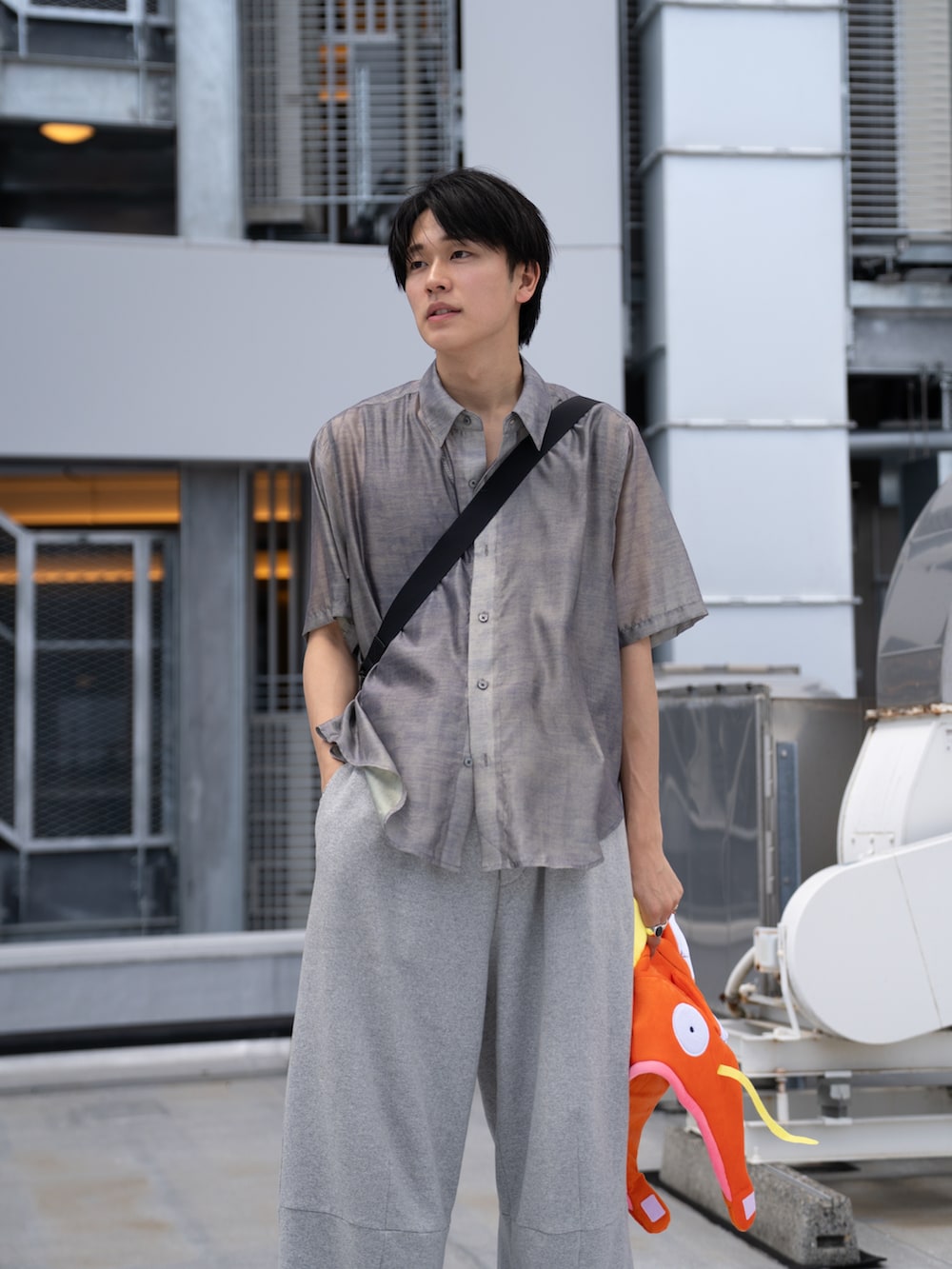 「最近のいい感じコーデ、夏コーデ、カジュアルコーデ、大人コーデ、こどもの日、ゆるコーデ、休日コーデ、淡色コーデ、シャツスタイル」｜「LAPIISのCROSSLINE TUCK WIDE SWEAT TROUSERS（スウェットパンツ、グレー系）」を使った、KAIさん（メンズ・183cm）の春コーディネートの4枚目の写真