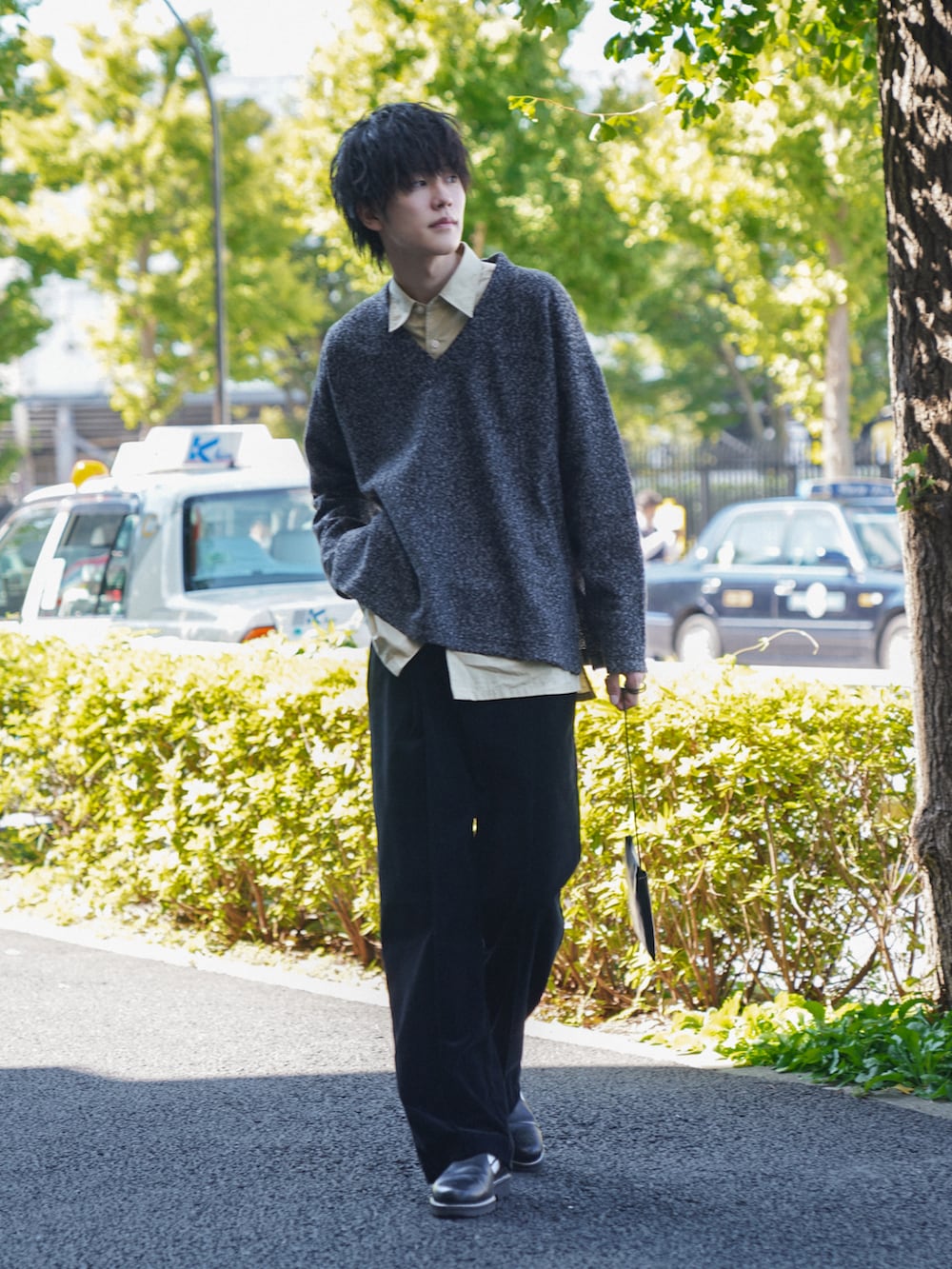 「秋コーデ、休日スタイル、カジュアルコーデ、ゆるコーデ、スウェット、Vネック」｜「UNIQLOのオーバーサイズシャツ(長袖)（シャツ/ブラウス、イエロー系）」を使った、KAIさん（メンズ・183cm）の秋コーディネートの2枚目の写真