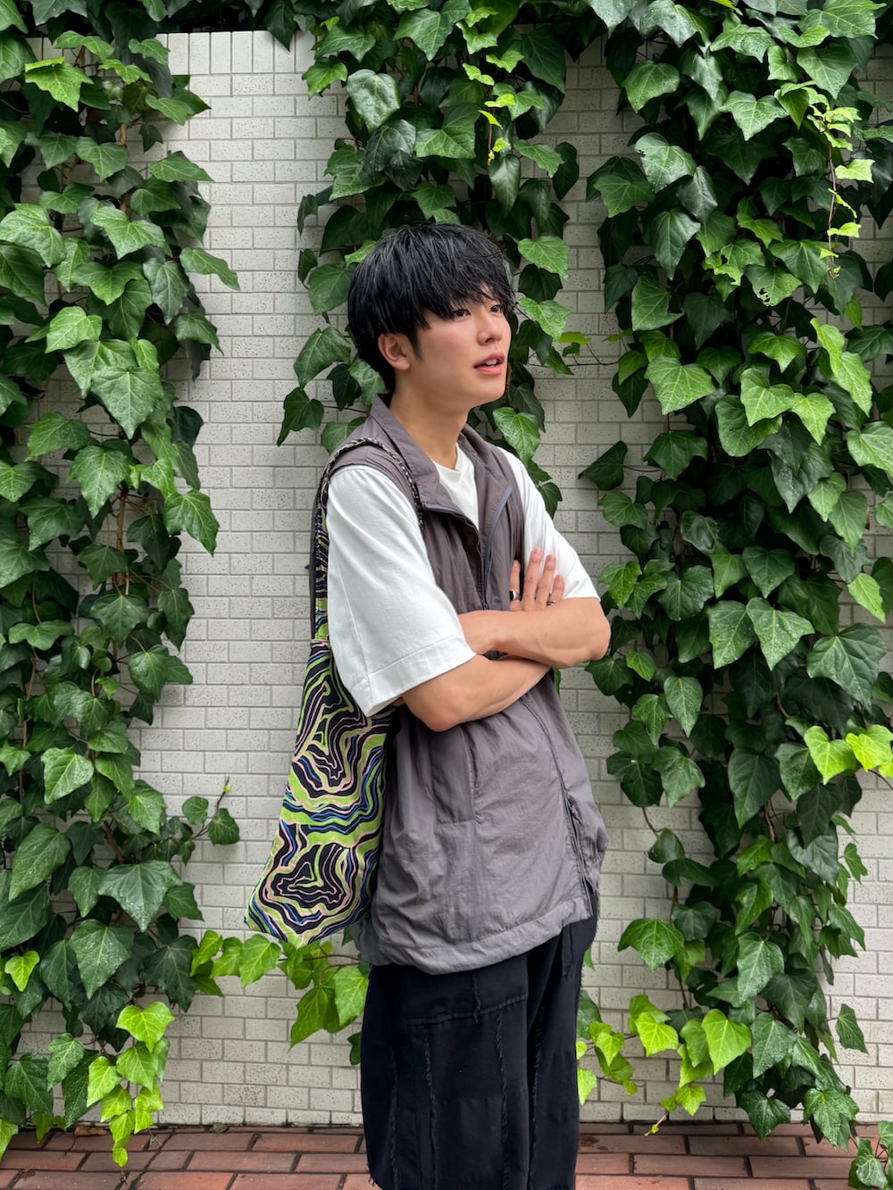 「きれいめカジュアル、さらっと晴れやかスナップ、夏コーデ、レイヤードスタイル、ナイロンベスト、ベスト、keen、トートバッグ」｜「SLICKのビンテージタフタユーティリティベスト（ベスト、ブラック系）」を使った、KAIさん（メンズ・183cm）の夏コーディネートの3枚目の写真