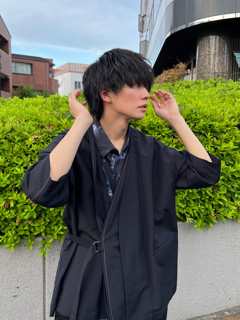 ブルー系のカーディガン/ボレロ、ブラック系のシャツ/ブラウス、ブラック系のパンツを着用したメンズの夏コーディネートの5枚目の写真