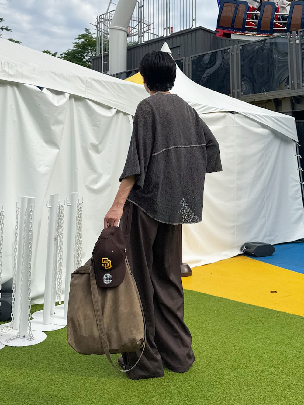 「きれいめカジュアル、休日スタイル、シンプルコーデ、ゆるコーデ、お出かけコーデ、ショルダーバッグ、NEW ERA、キャップ、ブラウンコーデ」｜「SHINYAKOZUKAの【SHINYAKOZUKA/シンヤコヅカ】PALABORA（Tシャツ/カットソー、グレー系）」を使った、KAIさん（メンズ・183cm）の夏コーディネートの2枚目の写真