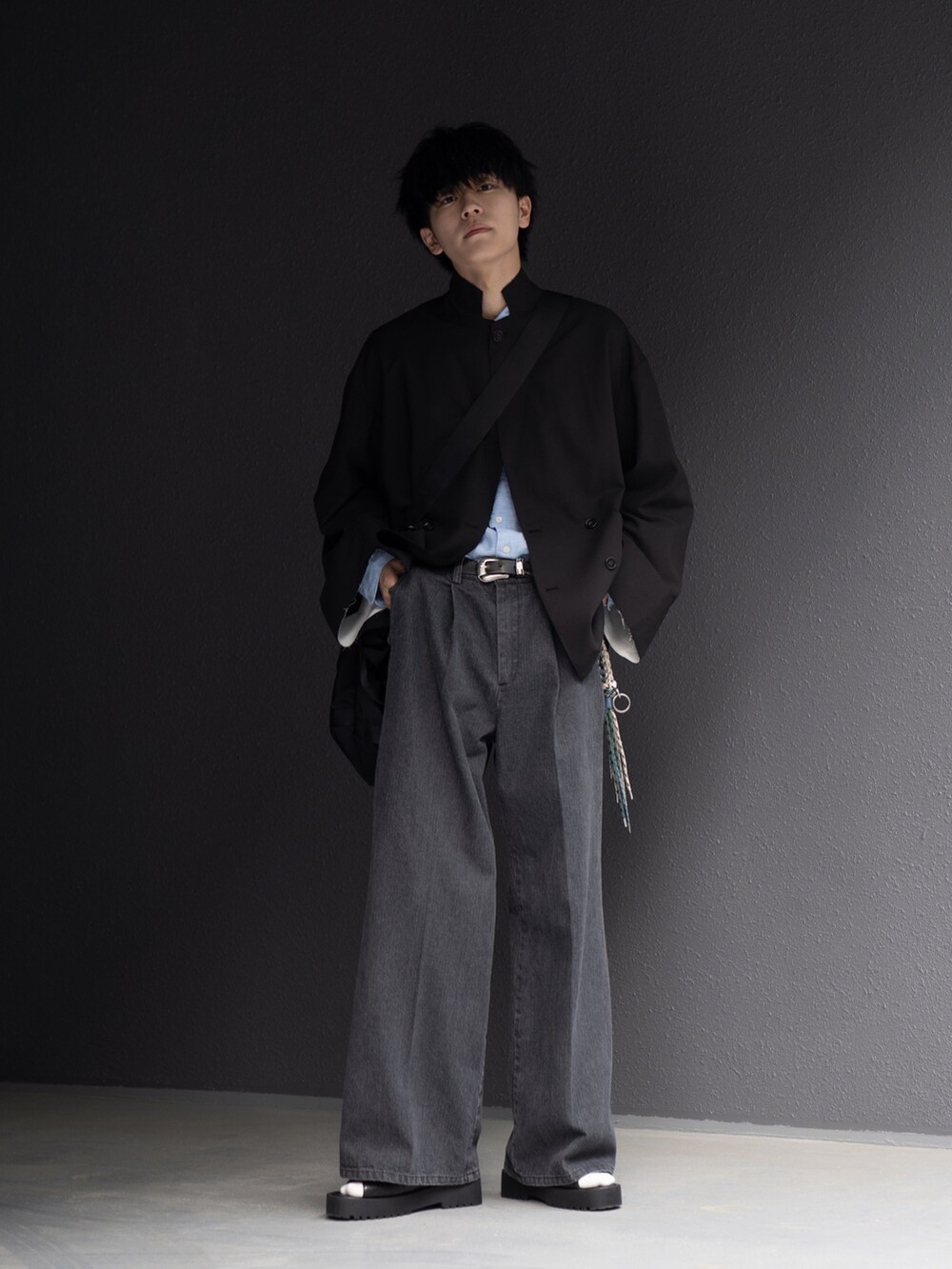 KAIさんの「プレミアムリネンシャツ(長袖)（UNIQLO）」を使ったコーディネートの3枚目の写真