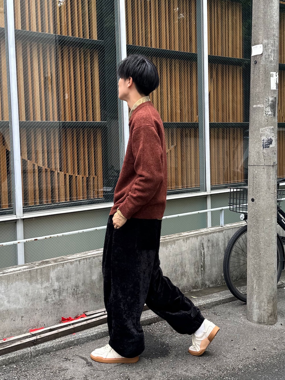 「ファッションを楽しもう、レイヤードスタイル、大人カジュアル、秋コーデ、アースカラー、オレンジ、差し色、バルーンパンツ、大人コーデ、WEARyouthコーデ、休日コーデ」｜「CASPER JOHNのImitaition wool zip shirts/イミテーションウールジップシャツ（シャツ/ブラウス、ベージュ系）」を使った、KAIさん（メンズ・183cm）の秋コーディネートの4枚目の写真