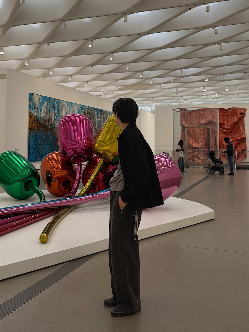 ブラック系のショルダーバッグ、ブラウン系のニット/セーター、ブラック系のその他アウターを着用したメンズの冬コーディネートの2枚目の写真