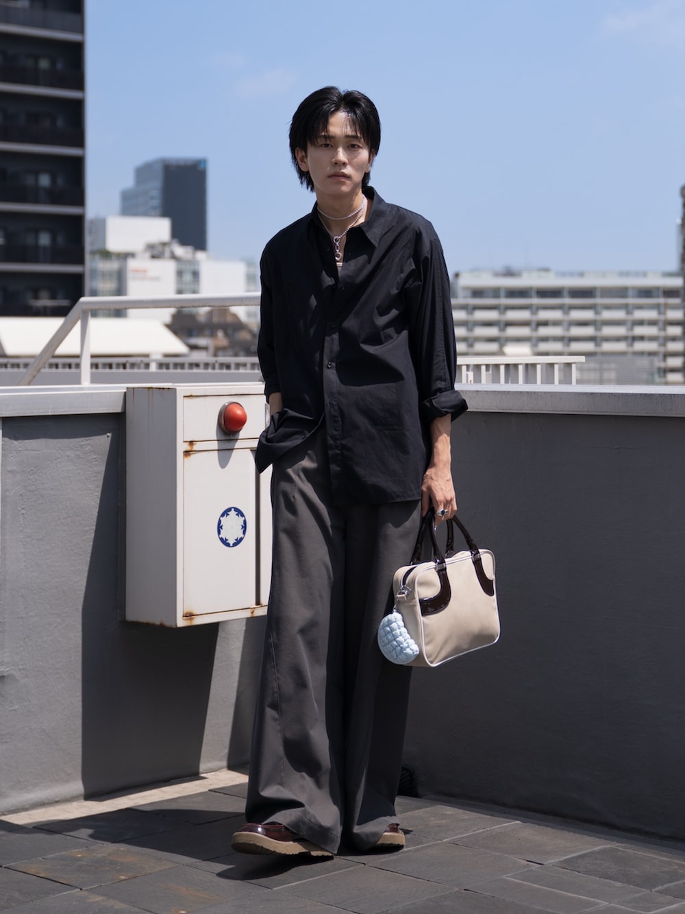 「秋コーデ、秋服準備はじめました、シンプルコーデ、休日スタイル、きれいめカジュアル、adidas、ネイビー」｜「LAPIISのCOTTON SILK REGULAR SHIRT（シャツ/ブラウス、ブルー系）」を使った、KAIさん（メンズ・183cm）の夏コーディネートの3枚目の写真