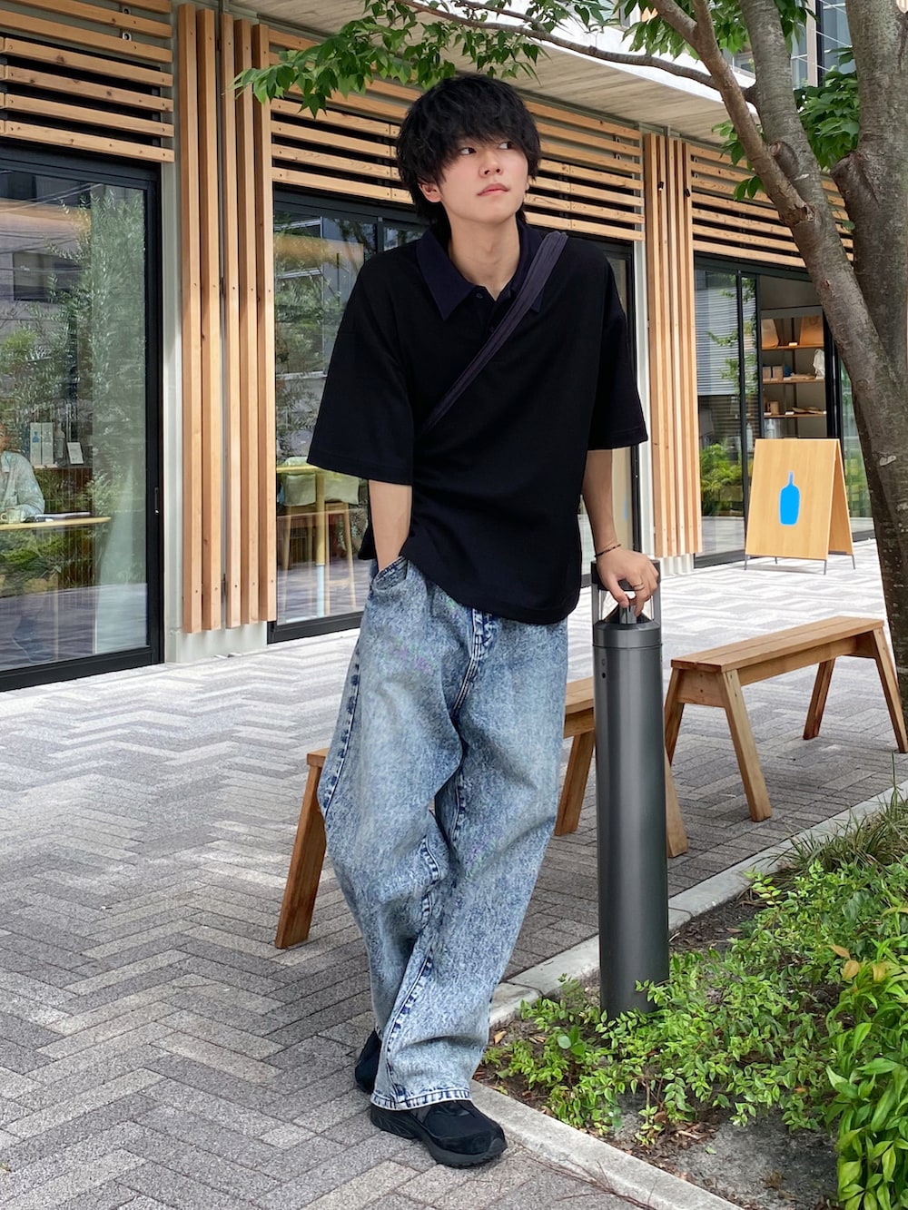 「夏コーデ、カジュアル、ポロシャツ、デニムパンツ、ショルダーバッグ、スニーカー、ニューバランス」｜「CASPER JOHNのCleric polo shirts/クレリックポロシャツ（ポロシャツ、ブラック系）」を使った、KAIさん（メンズ・183cm）の夏コーディネートの3枚目の写真