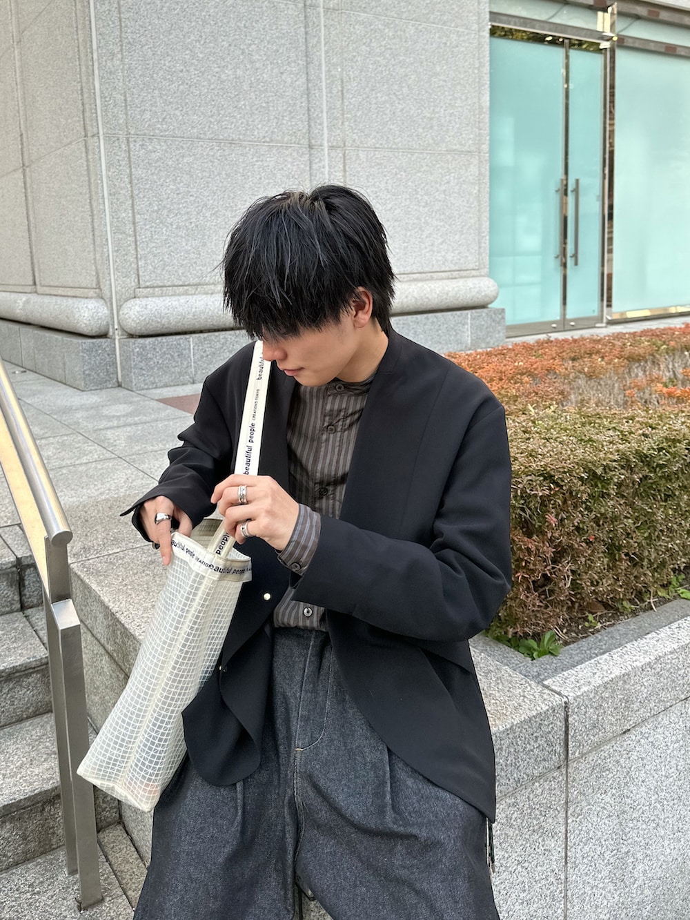 ブラック系のテーラードジャケット、ブラウン系のシャツ/ブラウス、ブラック系のデニムパンツを着用したメンズの春コーディネートの4枚目の写真