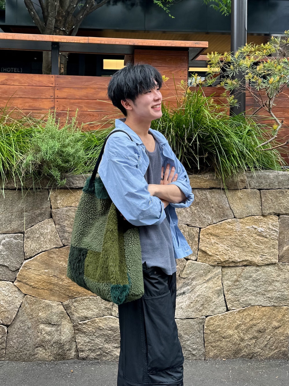 「シャツ好き集まれ、ゆるコーデ、ビッグシルエット、サンダル、トートバッグ、おでかけコーデ、夏コーデ、カジュアルコーデ」｜「NIKEのNIKE ナイキ W AIRMAX KOKO SANDAL エアマックス KOKO サンダル WCI8798 003BLK/BLK（サンダル、ブラック系）」を使った、KAIさん（メンズ・183cm）の夏コーディネートの4枚目の写真