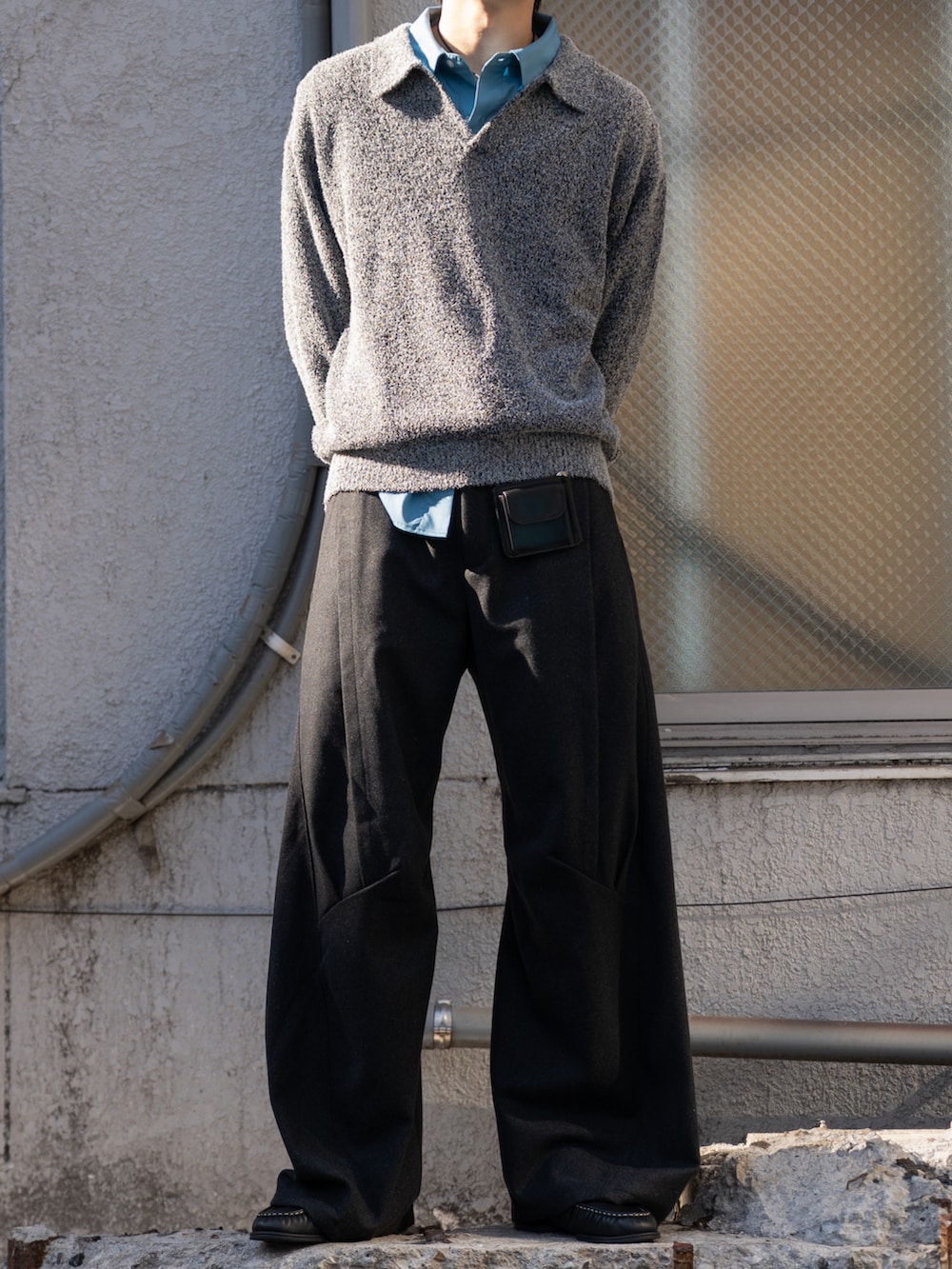 ブルー系のシャツ/ブラウス、ブラック系のその他パンツ、ブラック系の札入れ/マネークリップを着用したメンズの冬コーディネートの3枚目の写真