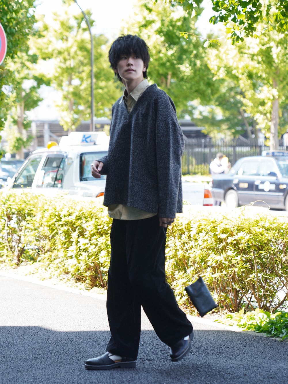 「秋コーデ、休日スタイル、カジュアルコーデ、ゆるコーデ、スウェット、Vネック」｜「UNIQLOのオーバーサイズシャツ(長袖)（シャツ/ブラウス、イエロー系）」を使った、KAIさん（メンズ・183cm）の秋コーディネートの3枚目の写真