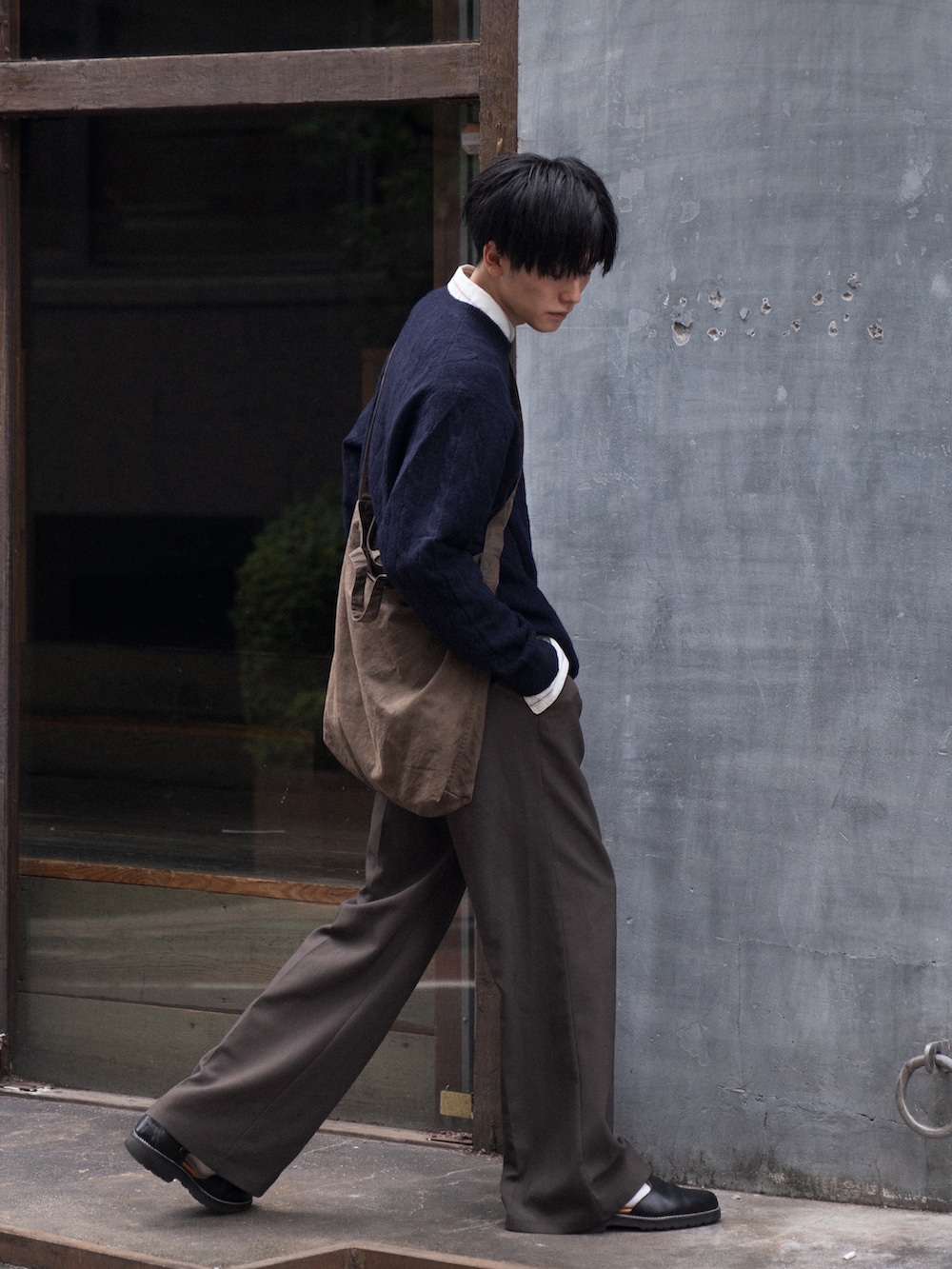 「WEARyouthコーデ、秋服準備はじめました、秋コーデ、レイヤードスタイル、ネイビー、シンプルスタイル、休日コーデ、シンプルコーデ、カジュアルコーデ、ユニクロ、プチプラ、ショルダーバッグ、フレアパンツ」｜「UNIQLOのスフレヤーンケーブルクルーネックセーター（長袖）（ニット/セーター、ブルー系）」を使った、KAIさん（メンズ・183cm）の秋コーディネートの2枚目の写真