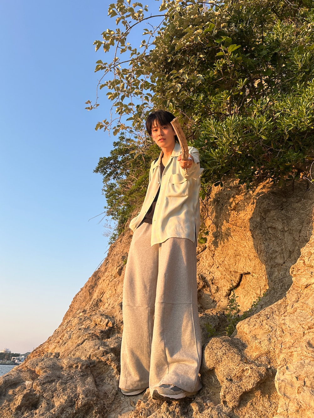 「ショルダーバッグ、スウェット、スウェットパンツ、シャツスタイル、チェック、チェックシャツ、初夏コーデ、休日スタイル、ラフコーデ、オトナカジュアル」｜「YOKEのRAYON ACETATE BLURRED OMBRE PLAID OPEN COLLAR SHIRT（シャツ/ブラウス、ブルー系）」を使った、KAIさん（メンズ・183cm）の春コーディネートの3枚目の写真
