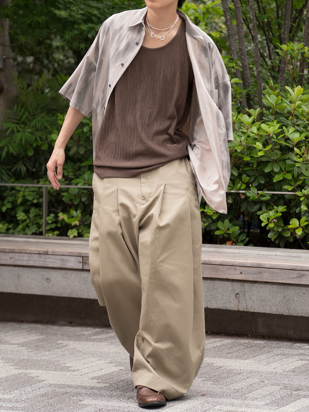 「柄シャツ、シャツスタイル、夏コーデ、アースカラー、ブラウンコーデ、チノパン、休日スタイル、オトナカジュアル、シルバーアクセサリー」｜「CASPER JOHNのTie dye stripe over shirts/タイダイストライプオーバーシャツ（シャツ/ブラウス、ベージュ系）」を使った、KAIさん（メンズ・183cm）の夏コーディネートの2枚目の写真