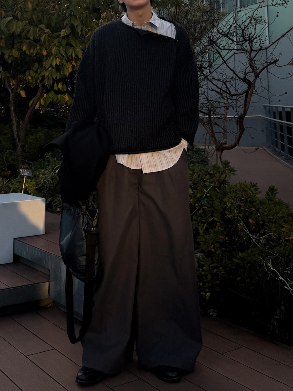 グレー系のシャツ/ブラウス、グレー系のスラックス、ブラック系のローファーを着用したメンズの秋コーディネートの2枚目の写真