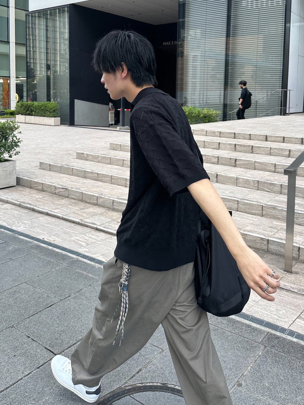 「夏コーデ、キレイめ、大人カジュアル、シンプルスタイル、リラックススタイル、お出かけコーデ、ポロシャツ、サマーニット、カーキ、ショルダーバッグ、adidas、スタンスミス、休日スタイル、WEARyouthコーデ、初夏コーデ」｜「SLICKのジオメトリックレースニットポロ（ポロシャツ、ブラック系）」を使った、KAIさん（メンズ・183cm）の春コーディネートの3枚目の写真