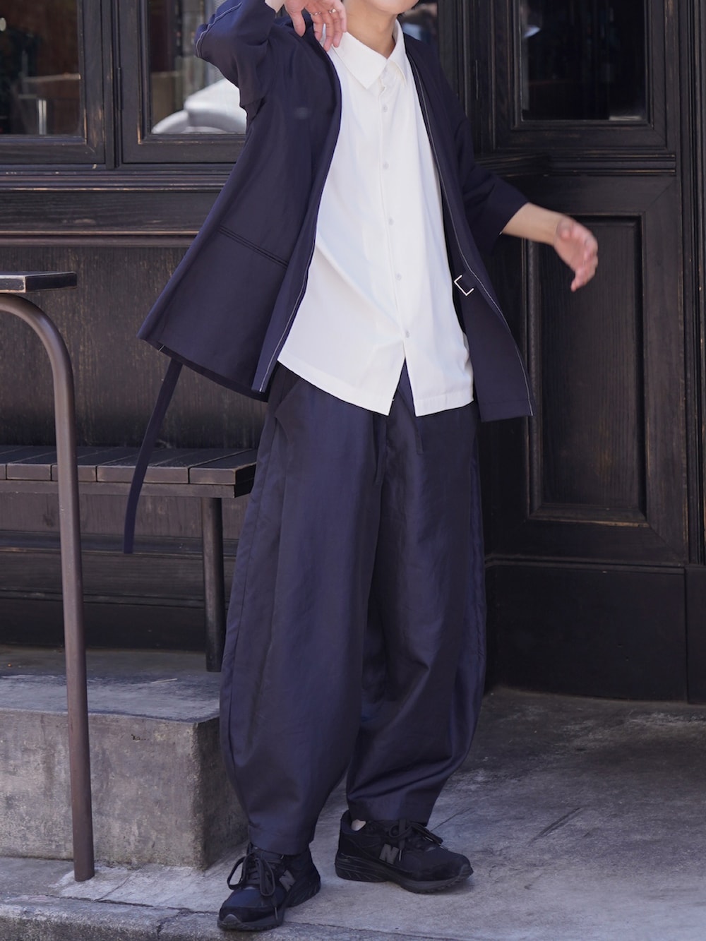 「ビックシルエット、初夏コーデ、キレイめ、カーディガン、タイロッケン、ネイビー、カンフーパンツ、夏、ワイドパンツ、スニーカー、ニューバランス」｜「PUBLIC TOKYOのタイロッケンレイヤードカーデ（カーディガン/ボレロ、ブルー系）」を使った、KAIさん（メンズ・183cm）の夏コーディネートの4枚目の写真