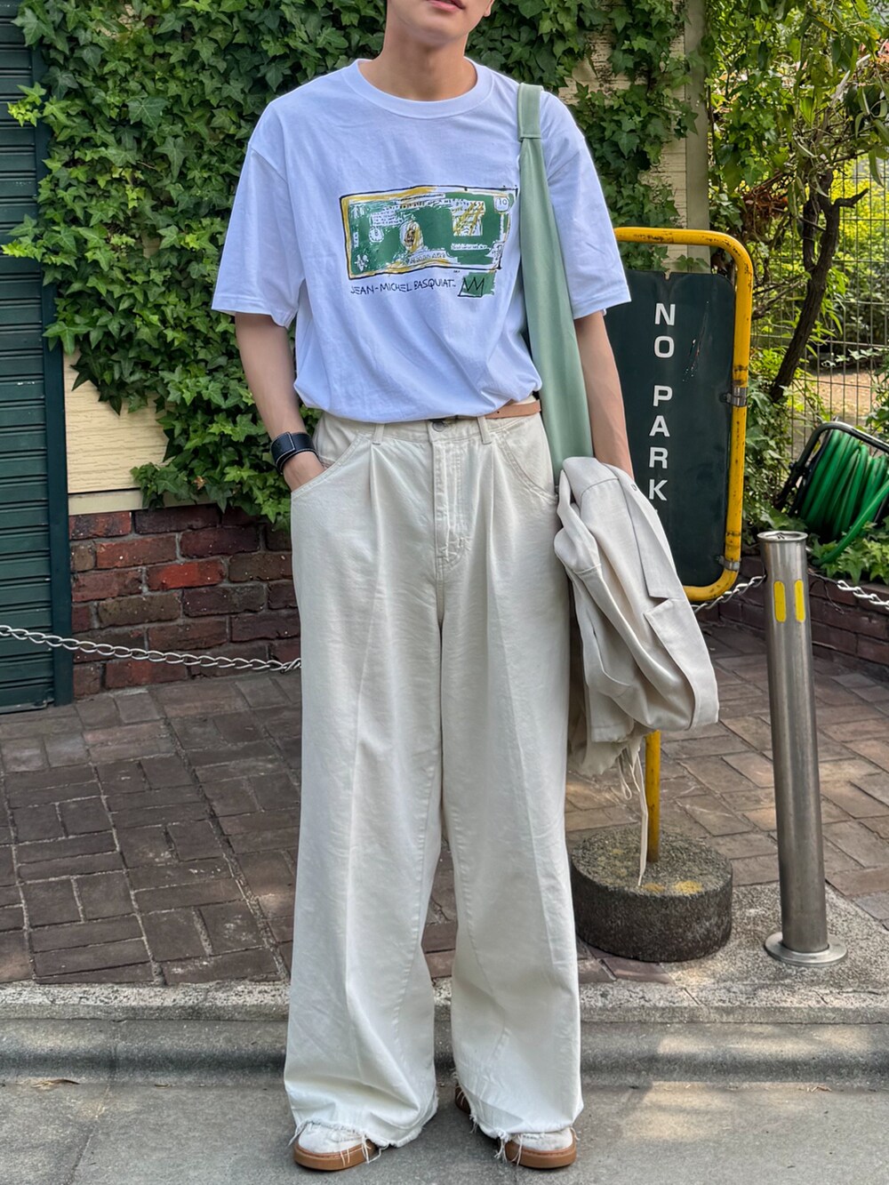 「プチプラ、ユニクロ、オトナカジュアル、初夏コーデ、ゆるコーデ、休日スタイル、休日コーデ、ホワイトコーデ、オールホワイト、デニム、グラフィックＴ、夏コーデ」｜「UNIQLOのバスキアUT（Tシャツ/カットソー、ホワイト系）」を使った、KAIさん（メンズ・183cm）の夏コーディネートの4枚目の写真