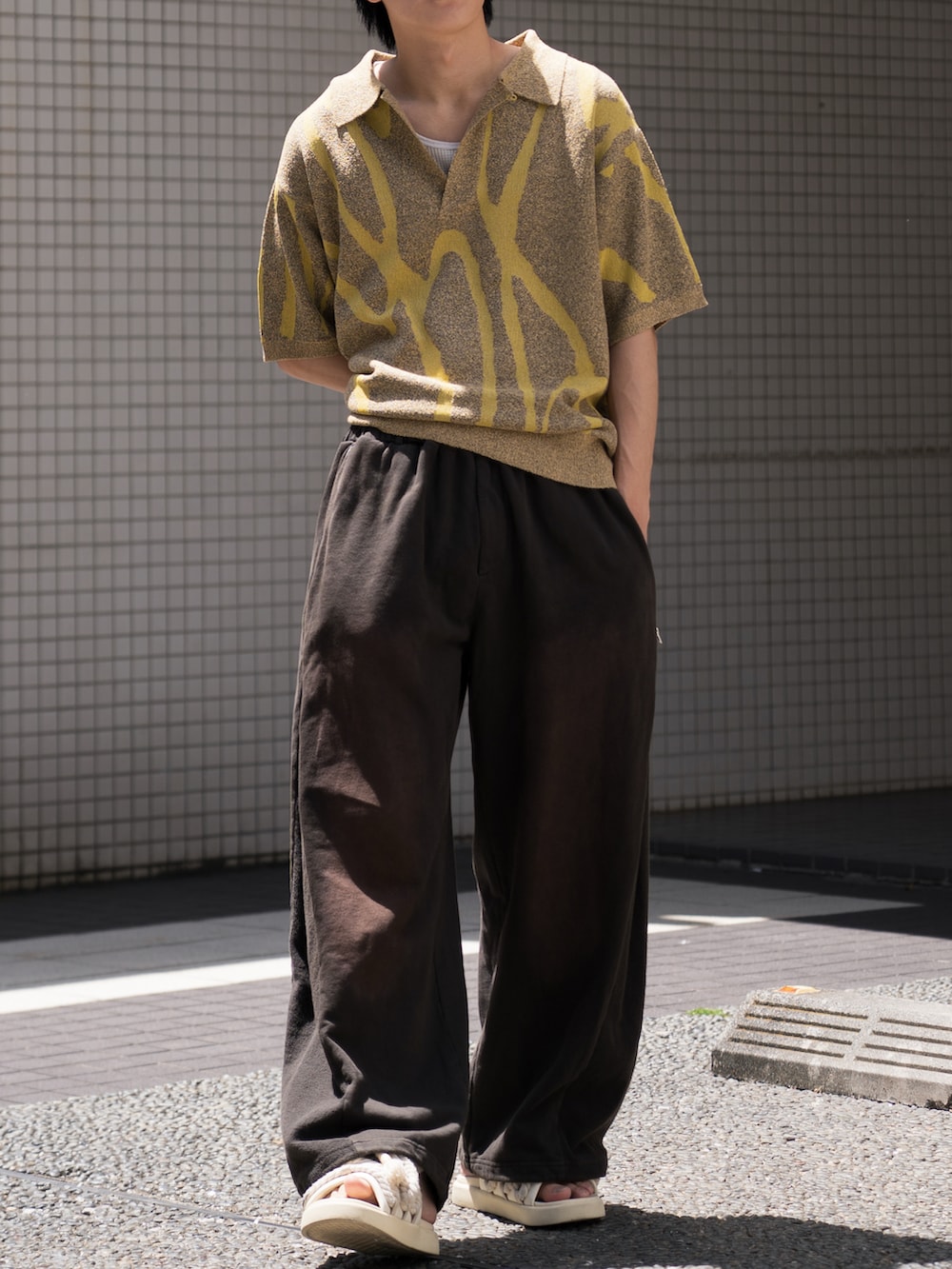 「サンダル、イエロー、ワイドパンツ、リラックススタイル、ニットポロ、スウェット、スウェットパンツ、カジュアルコーデ」｜「CASPER JOHNのMarble skipper knit polo shirts/マーブルスキッパーニットポロシャツ（ポロシャツ、イエロー系）」を使った、KAIさん（メンズ・183cm）の春コーディネートの5枚目の写真